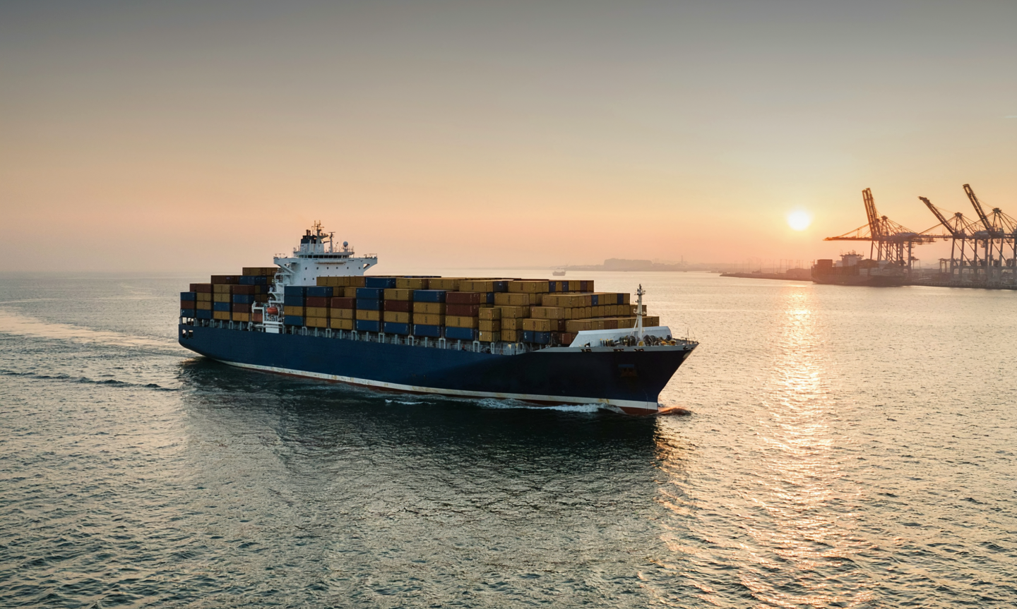 Buque portacontenedores con carga de exportación saliendo de un puerto argentino hacia Europa